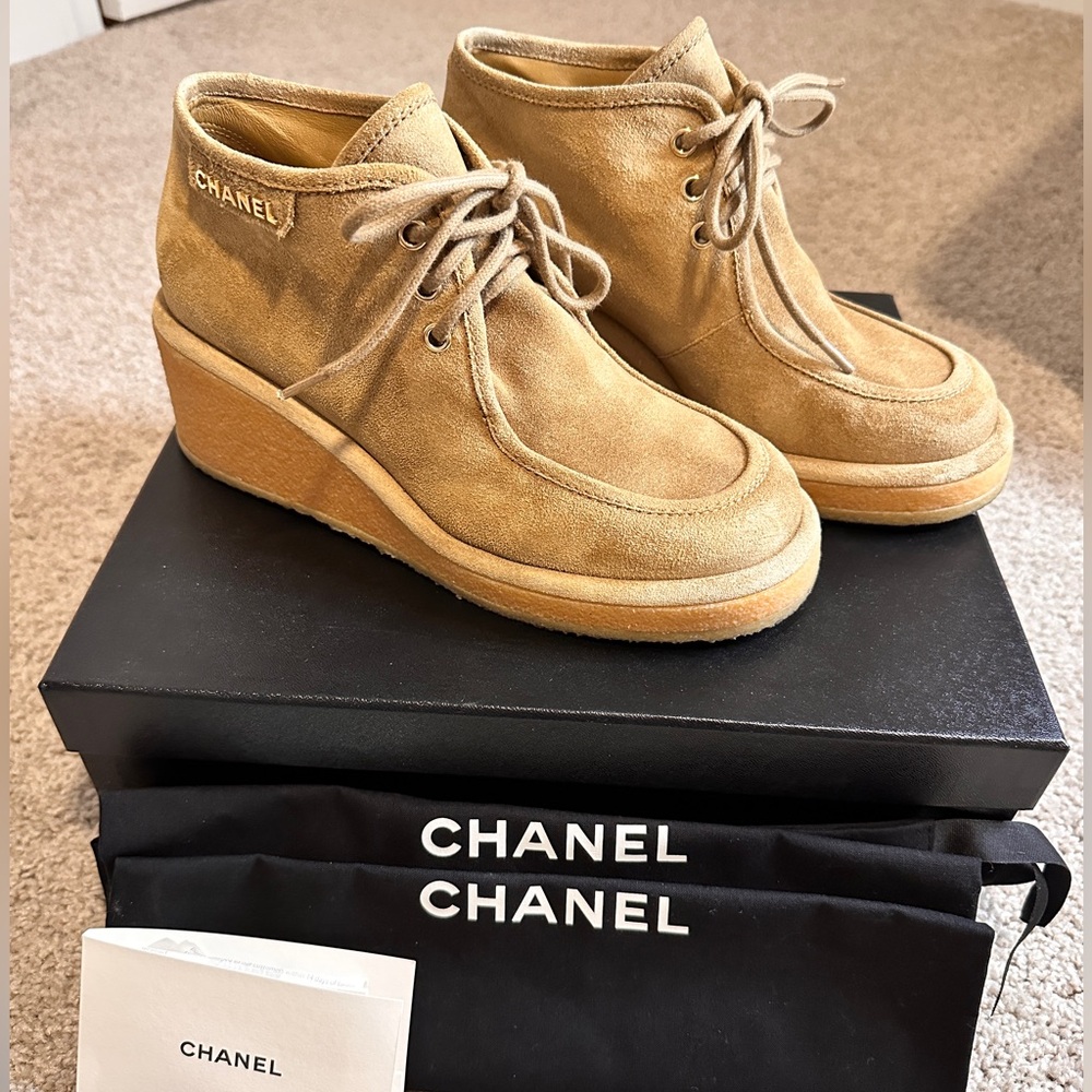 CHANEL 24K Beige Suede Calfskin Wedge Lace Ankle Boots Gold Logo SZ:38 FULL SET